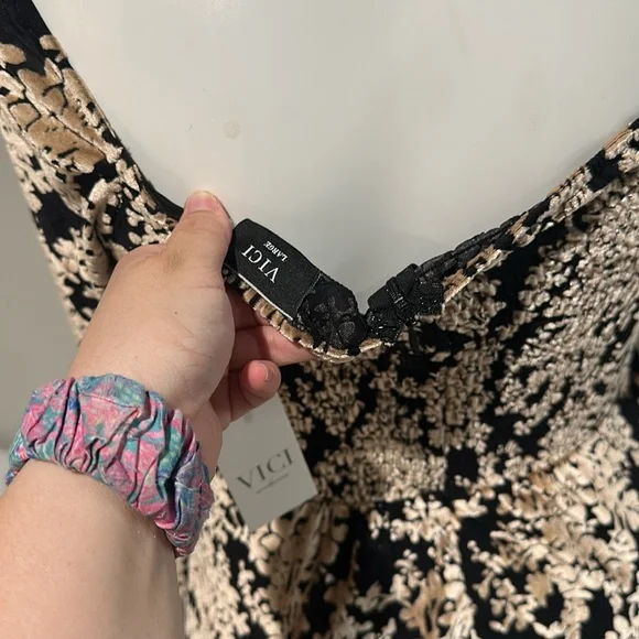 Vici Collection black dress‎ with velvet beige flowers size L side slit NWT - Picture 5 of 5